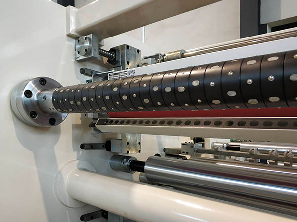 干法鋰電池專(zhuān)用分切機(jī)